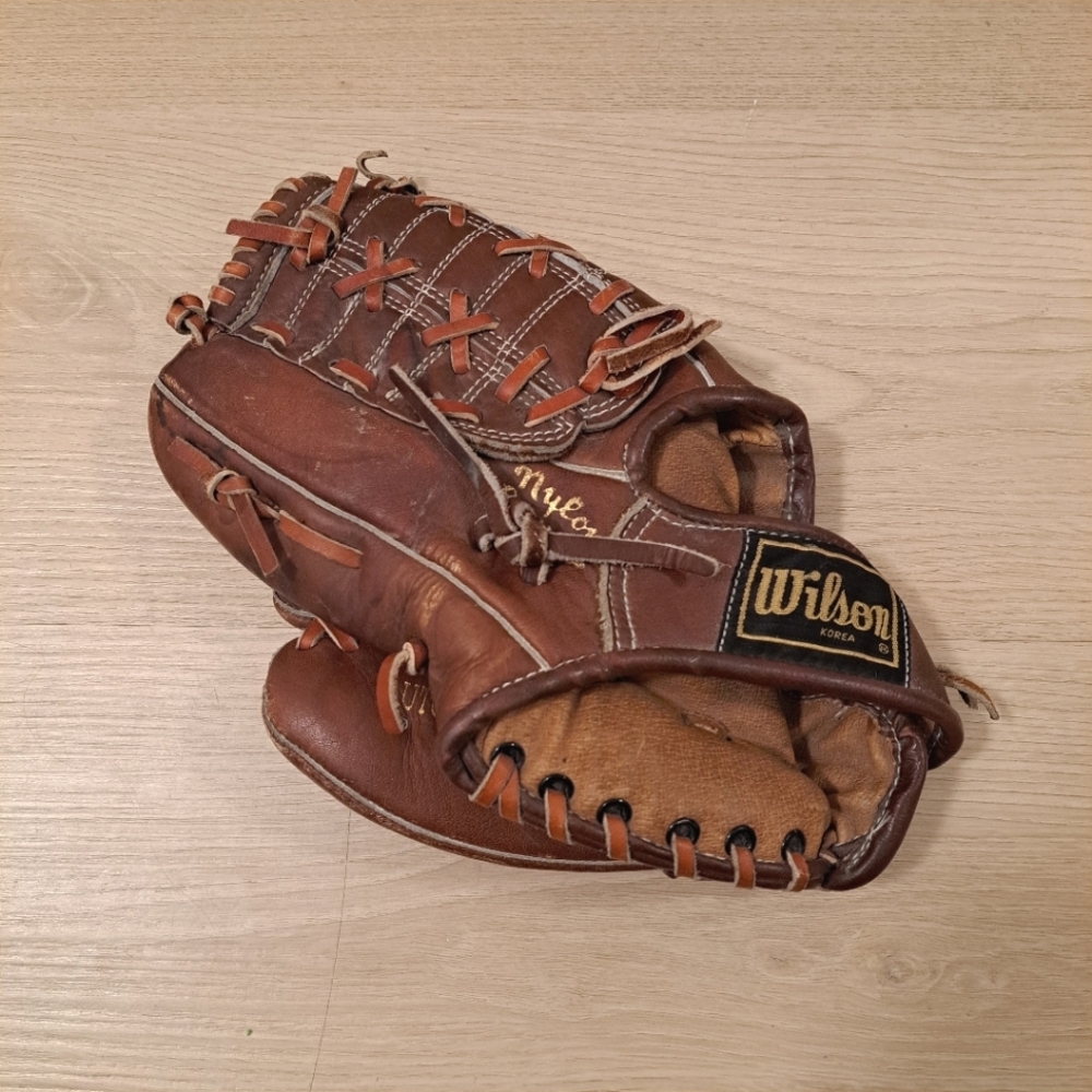 Wilson A2357 Nylon Ron Santo Snap Action Hold Tite Strap Baseball Softball Glove